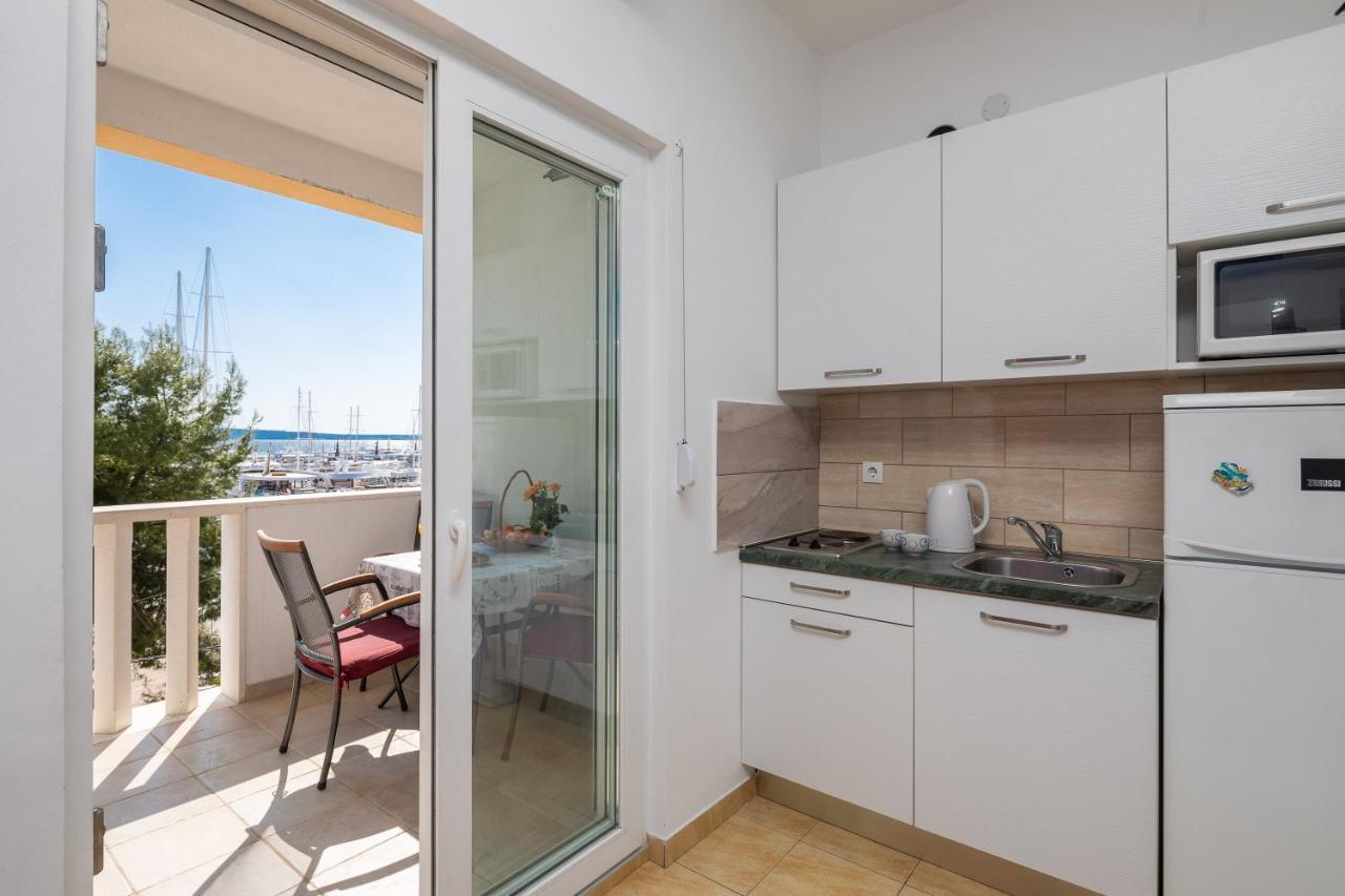 J.b. Beachfront Apartment Jesenice (Split-Dalmatia)