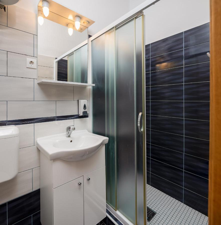 Apartment J.b. Beachfront Jesenice (Split-Dalmatia)